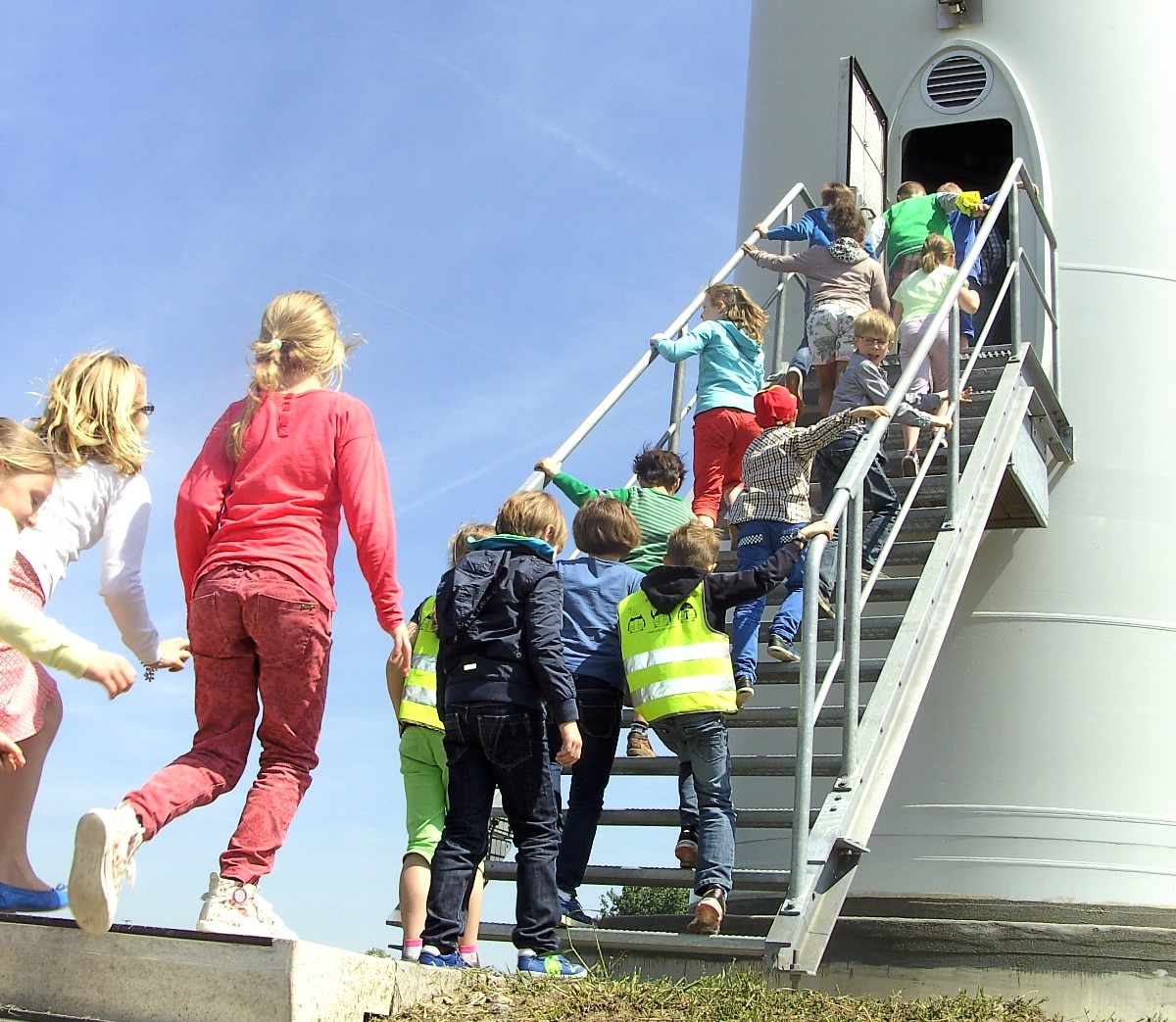 kinderen bezoeken een windturbine